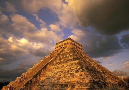 Culture maya : caractéristiques de l'organisation politique et sociale, réalisations de la science et de la technologie