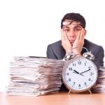 Angajatorului i se interzice stabilirea duratei timpului de lucru pe săptămână sau (în cazul contabilizării sumare a orelor de lucru) pentru o perioadă contabilă care depășește săptămâna de lucru prevăzută de Codul Muncii.